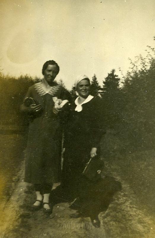 KKE 289.jpg - Od prawej: Helena Szylkin i Tekla Czynczyk, okolice Johanpola. Fotografia przedwojenna.